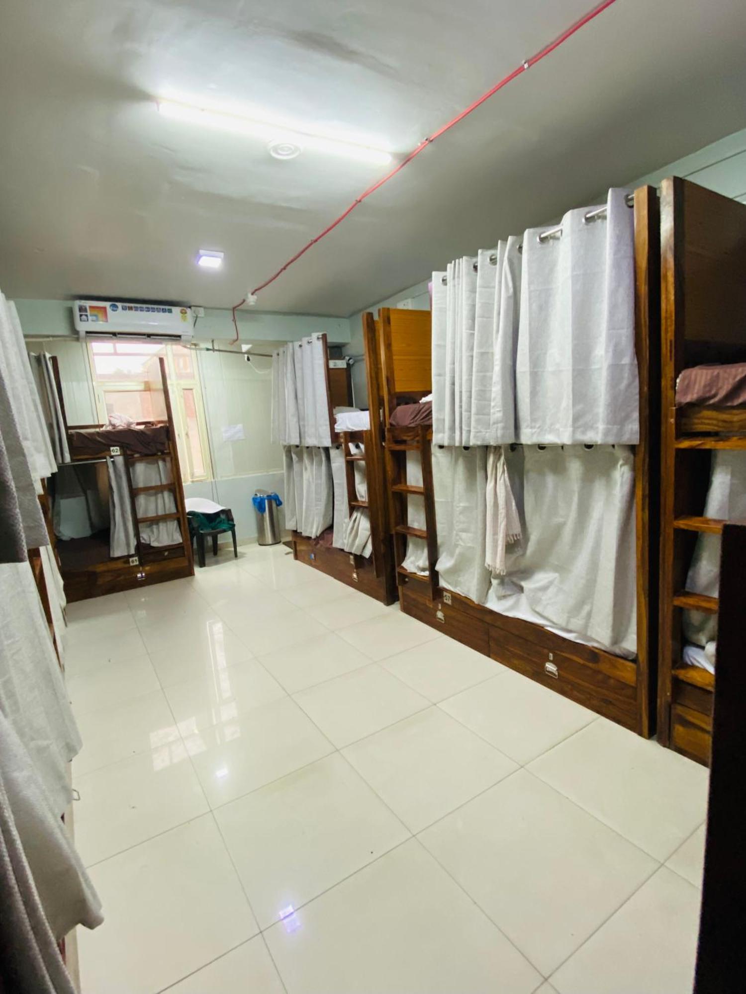 Homestay Ac Dormitory Új-Delhi Kültér fotó